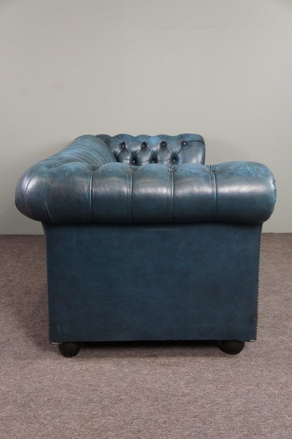 Chesterfield sofa buttoned in blue cowhide, 2.5 seats