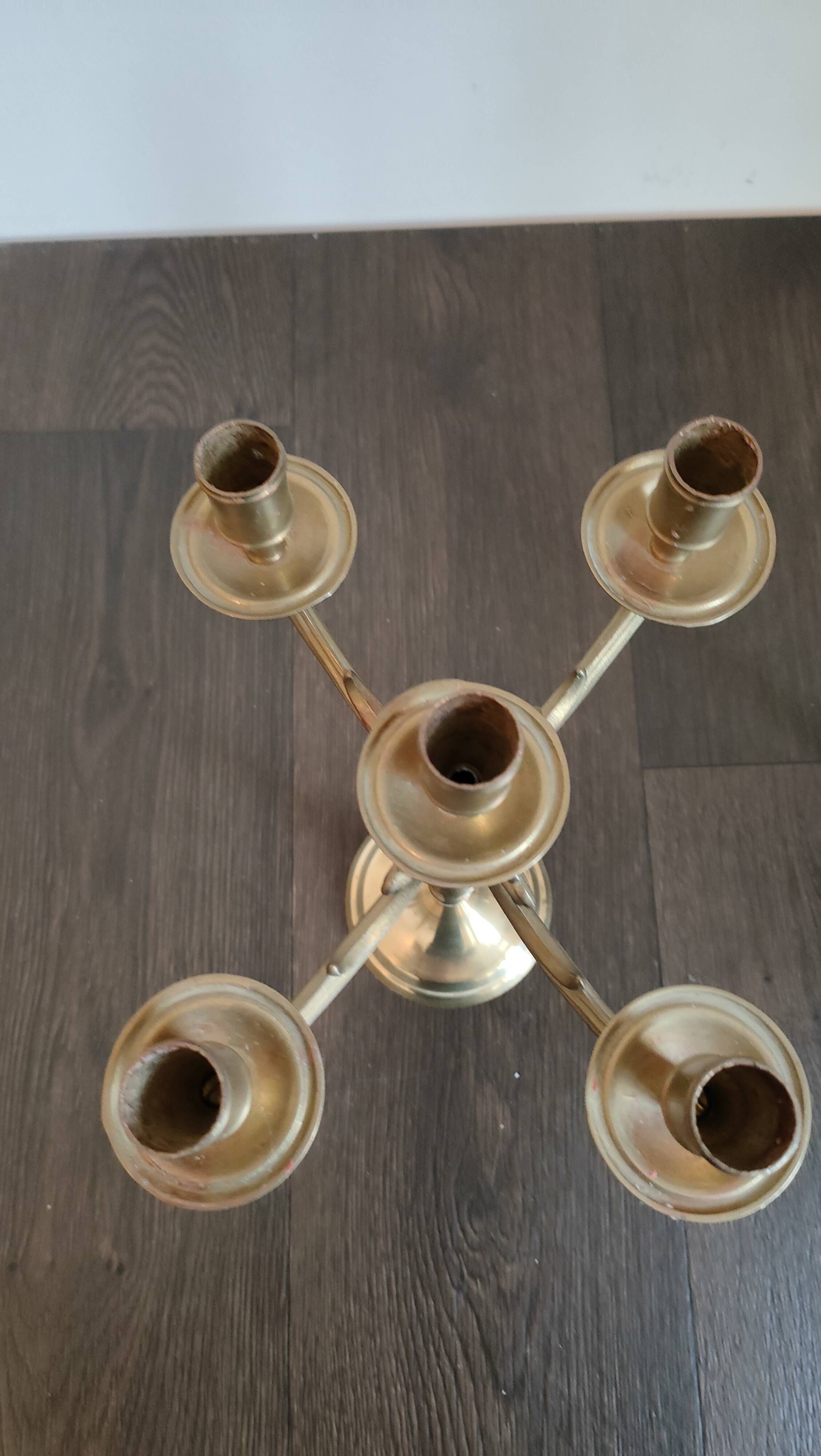 Brass candelabrum with 5 lights, scroll arms – Louis XV style – vintage decor