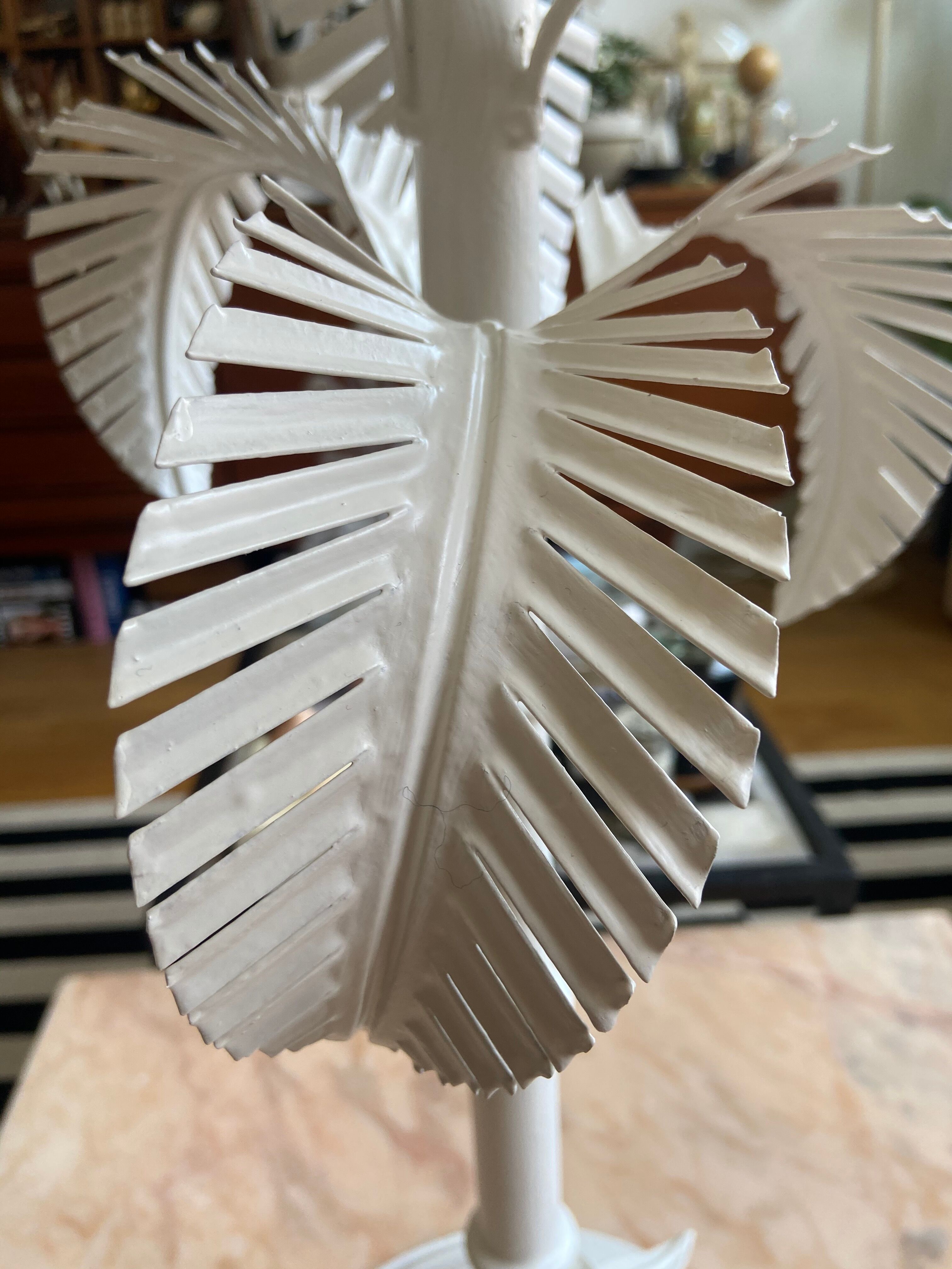 Palm lamppost in opaline and white metal