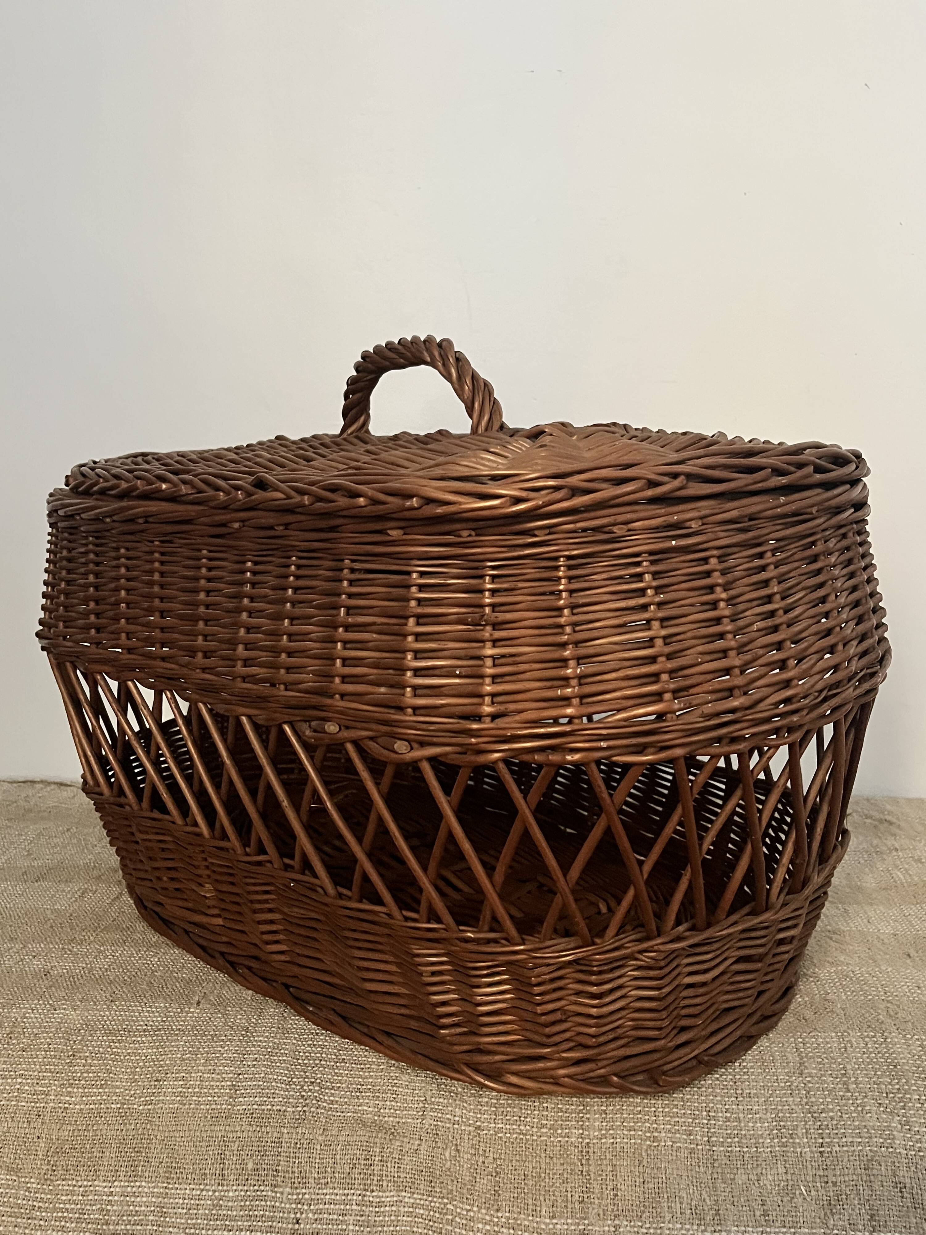 Woven wicker openwork basket
