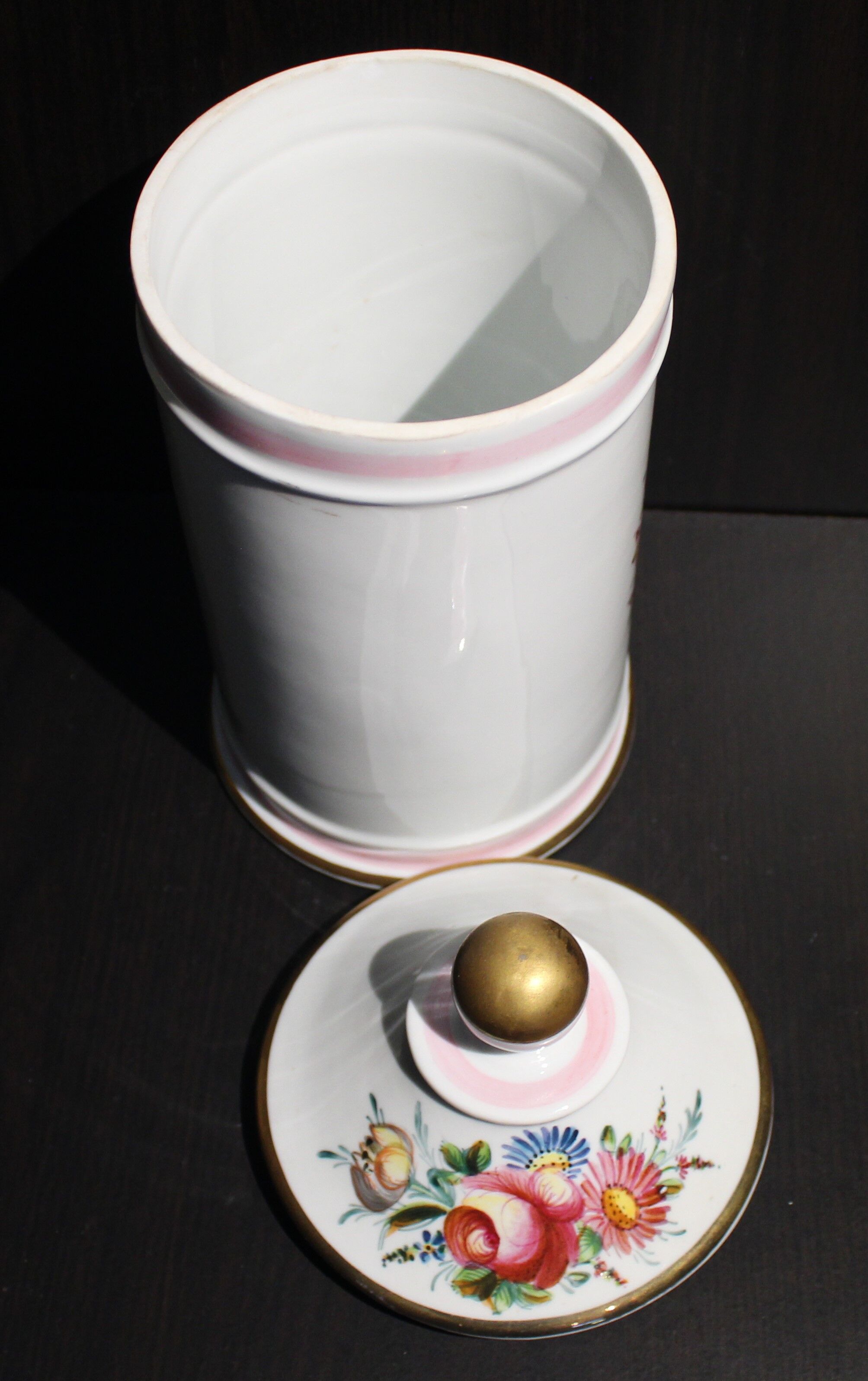 Porcelain pharmacy pot