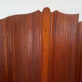 Undulating slatted screen