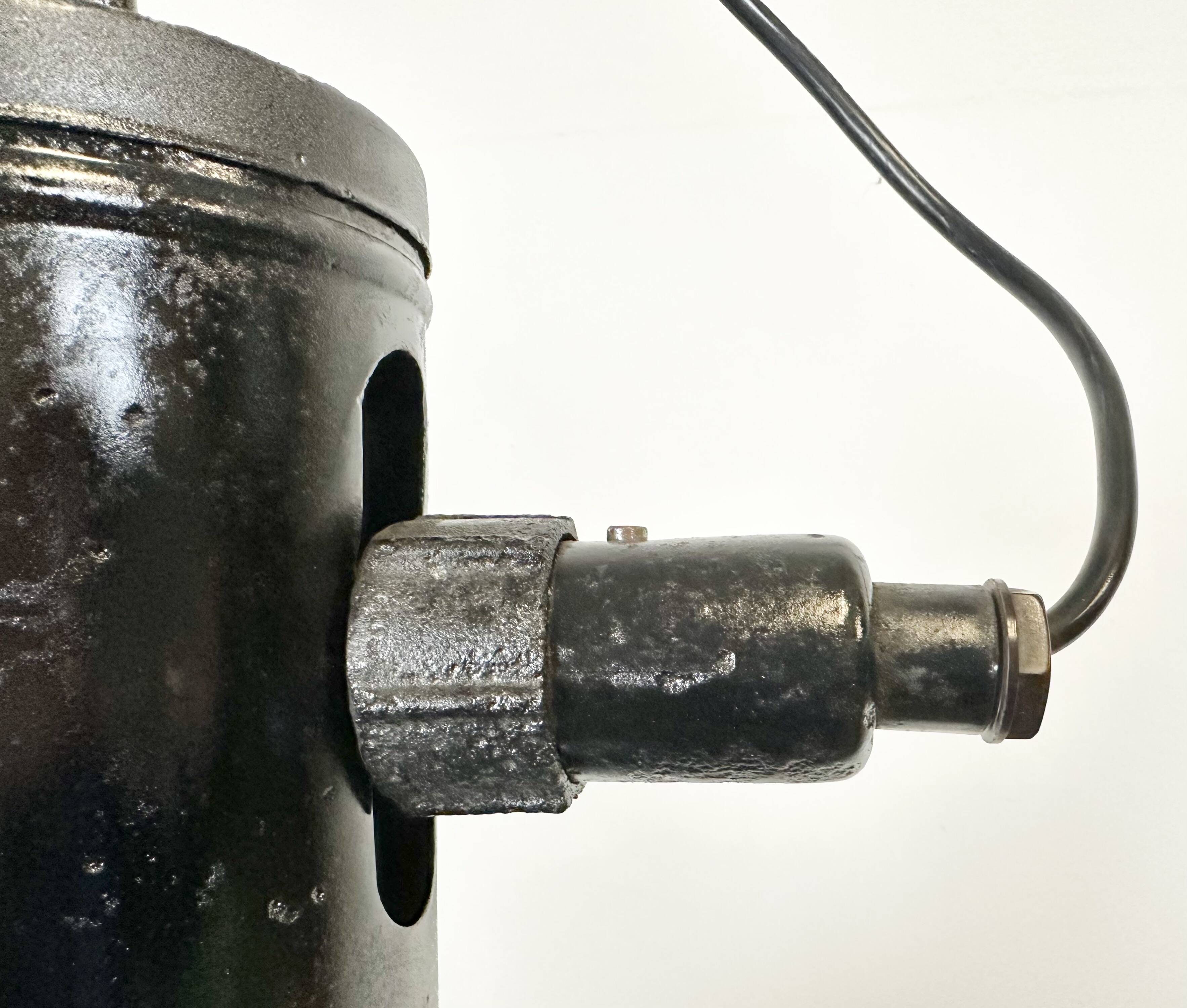 Suspension industrielle en émail noir, 1950s