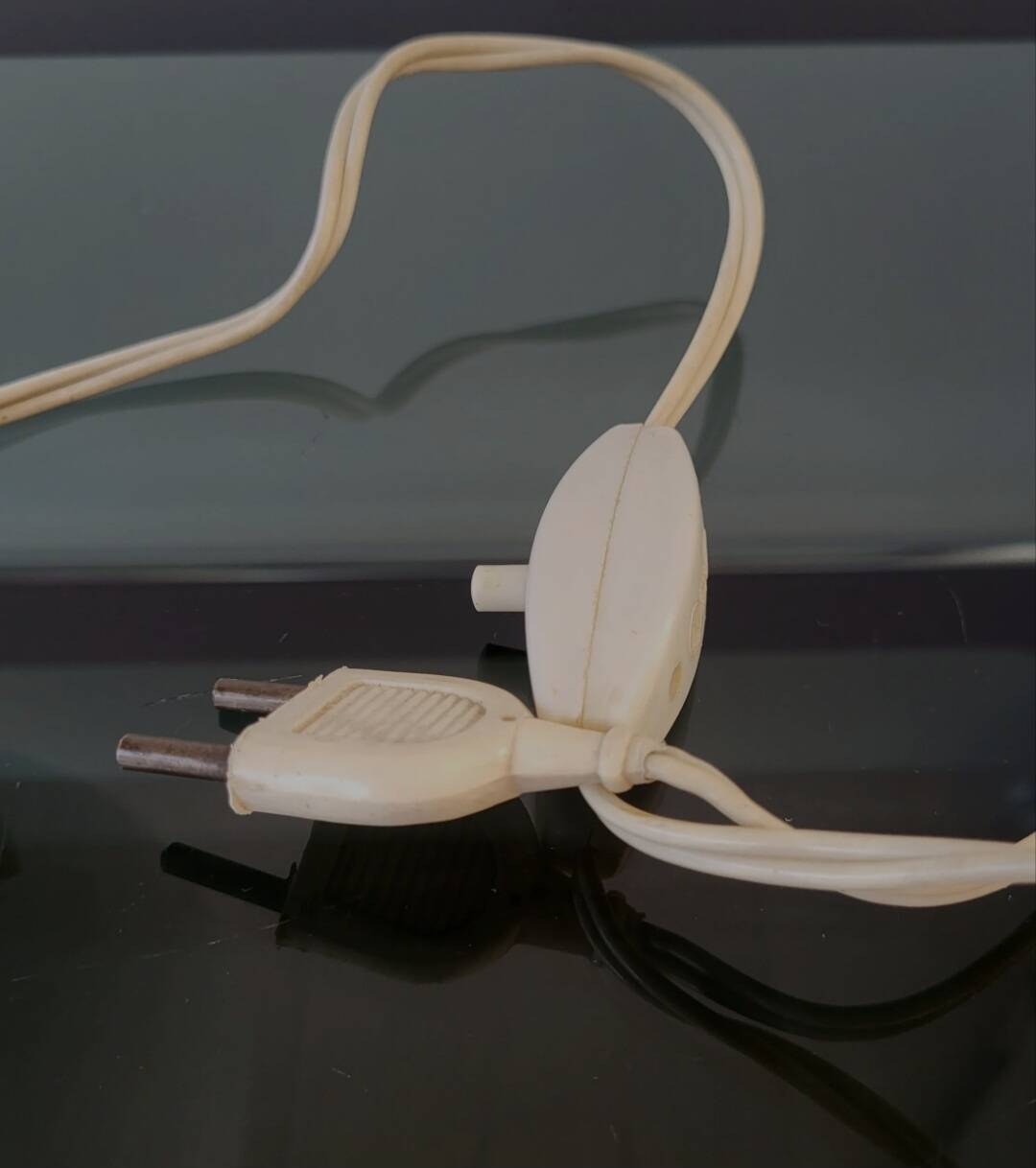 Tripod Hollywood regency tafellamp uit de jaren 60 met een wit opaline lamp