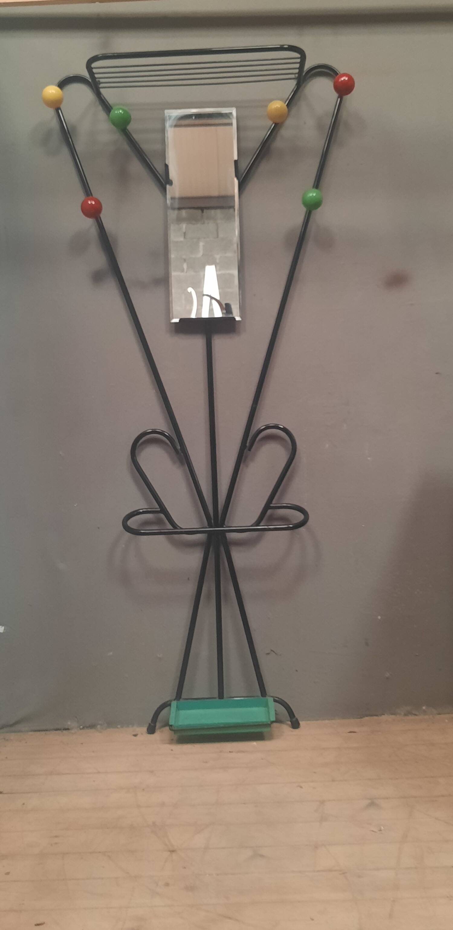 Porte manteau mural sur pied à boules de couleur