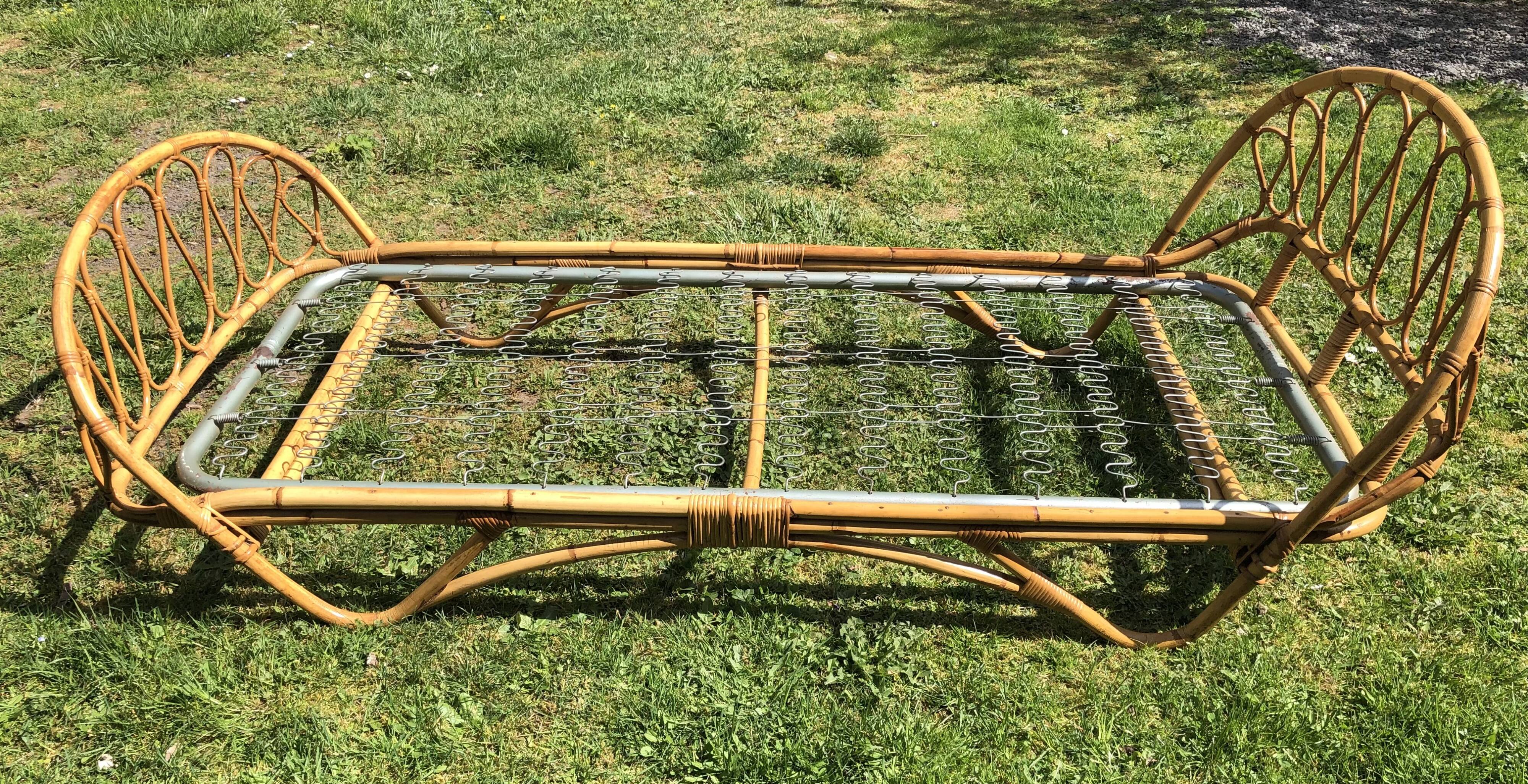 One-seater rattan bed