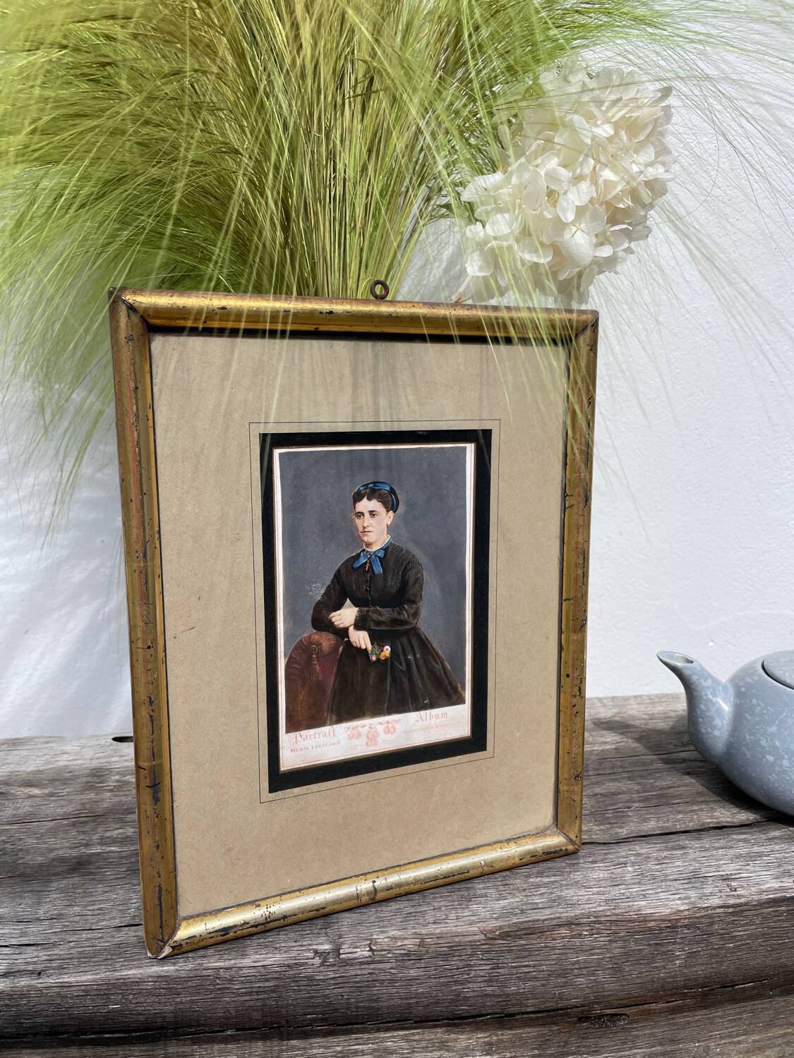 Old portrait photo of a woman