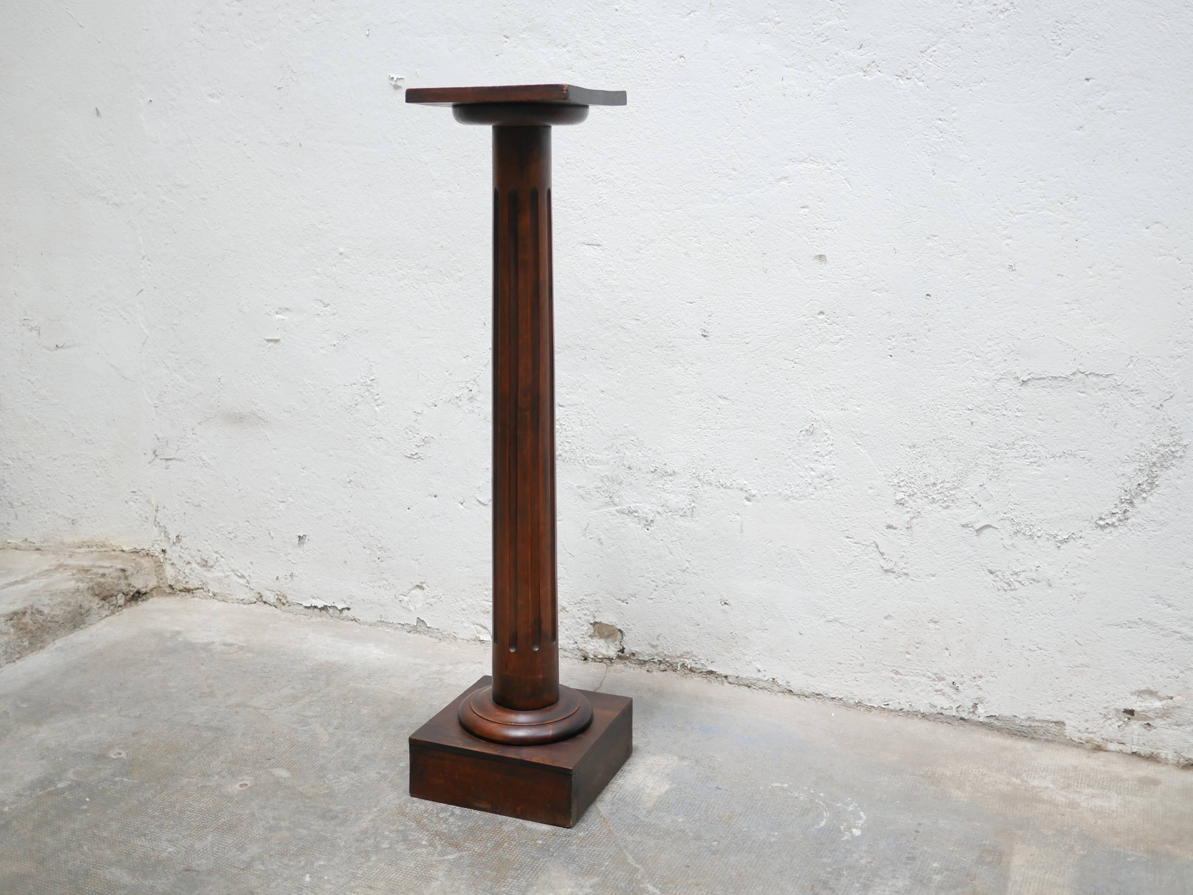 Colonne ancienne en bois