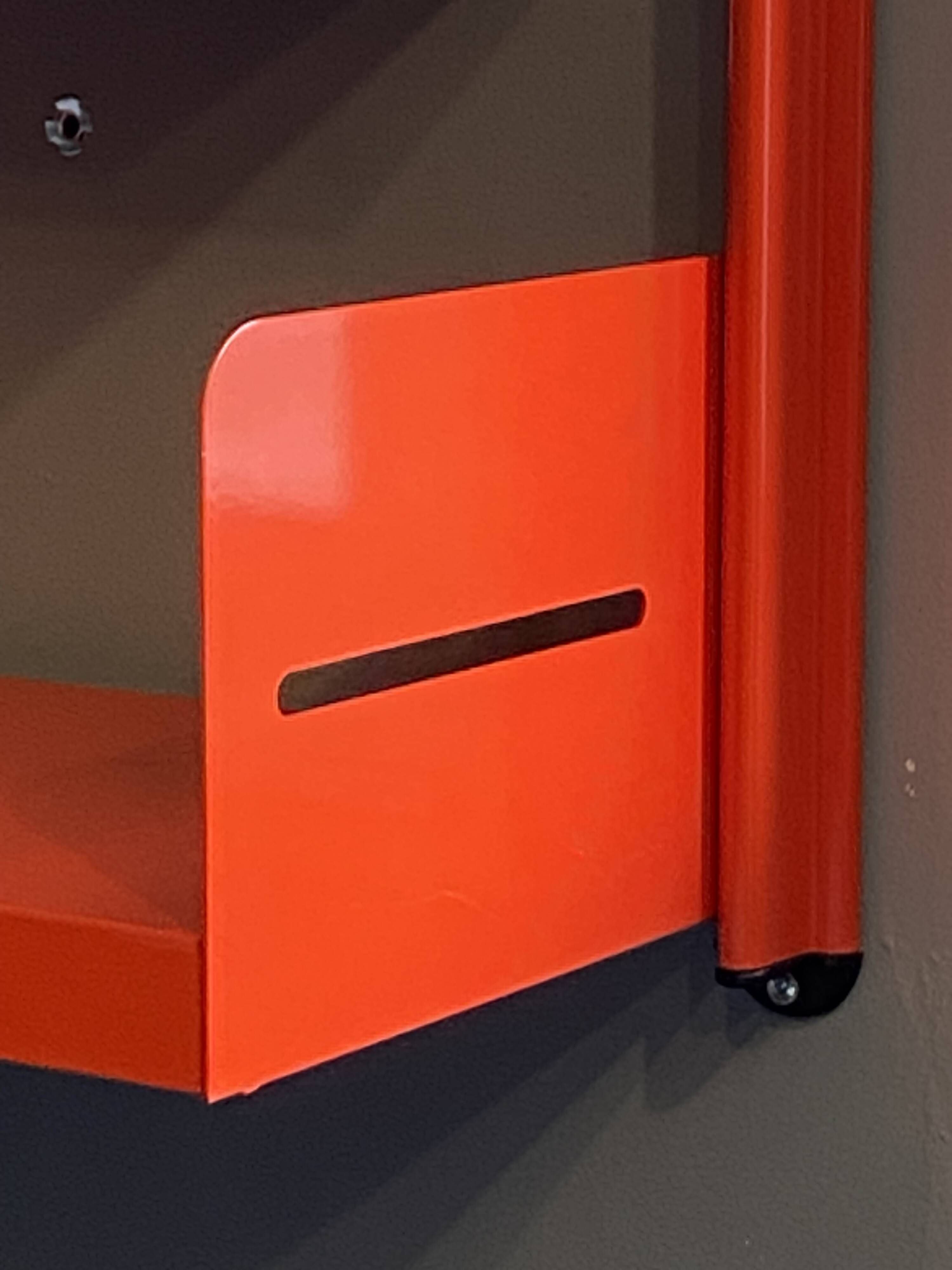 Modular red metal wall shelf in Congresso Lips Vago style.