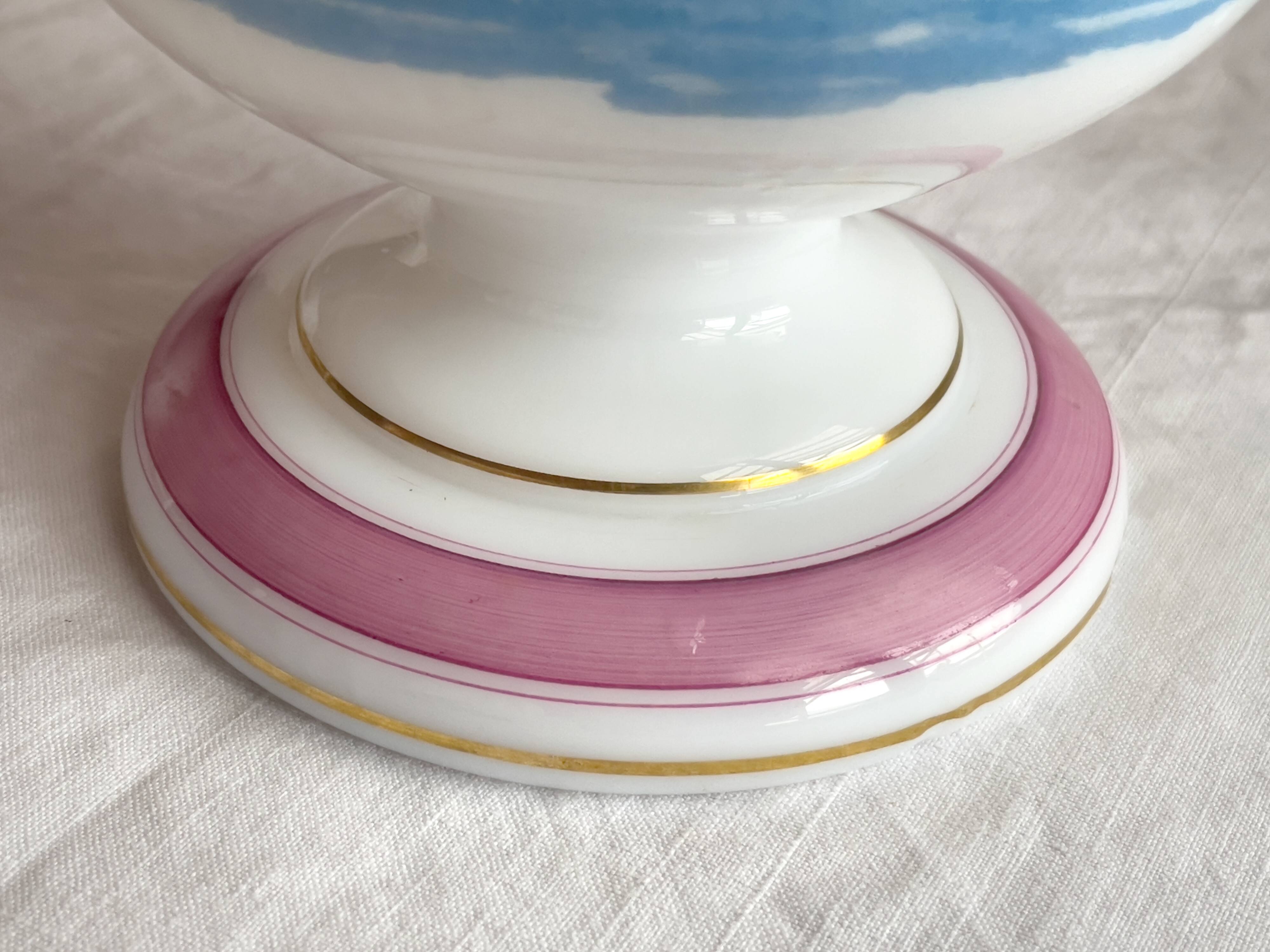 Grand Vase Opaline 19ème Siècle décor à l'antique
