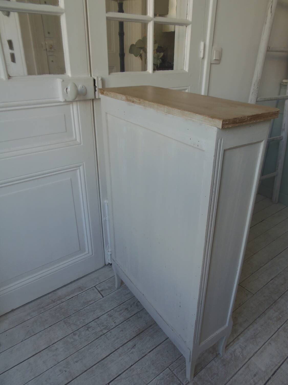 Small bookcase, 2 adjustable pearl gray patinated shelves, wooden top