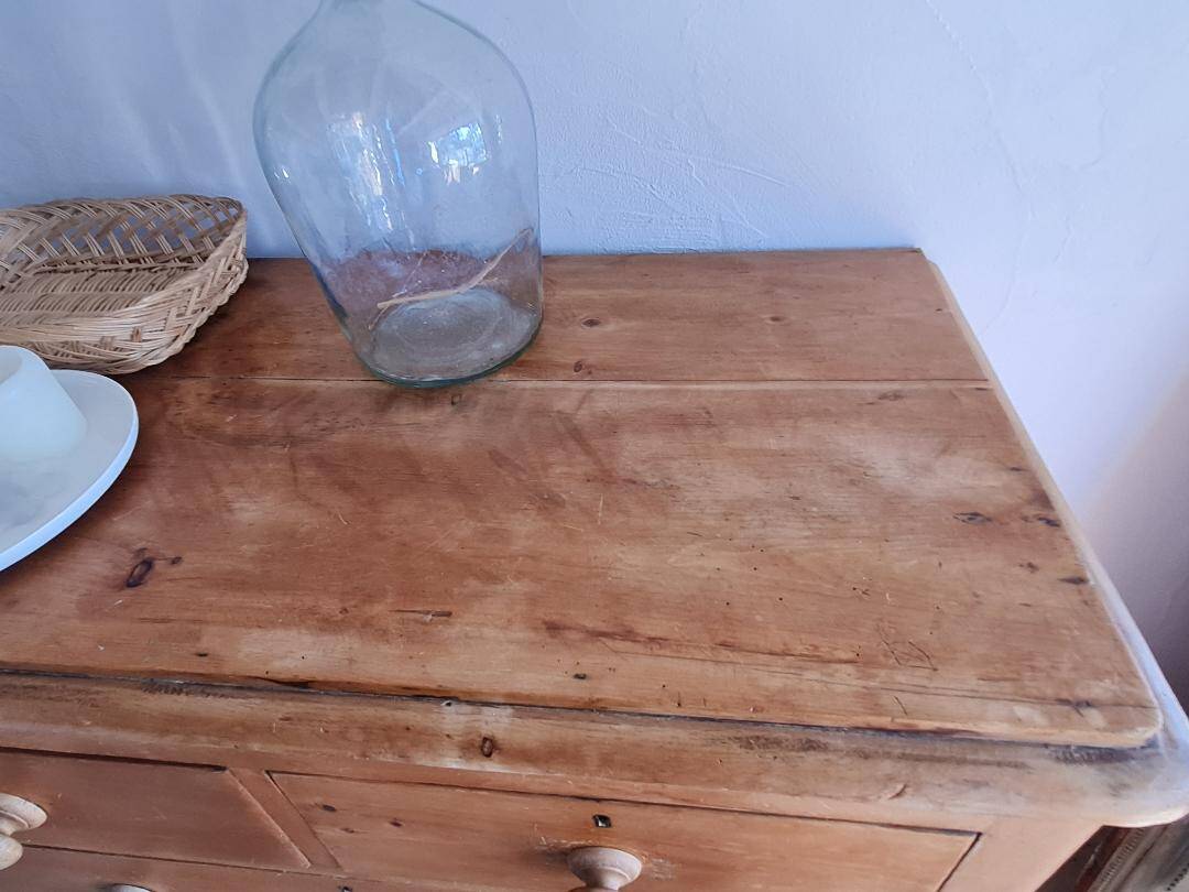 Antique English-style chest of drawers