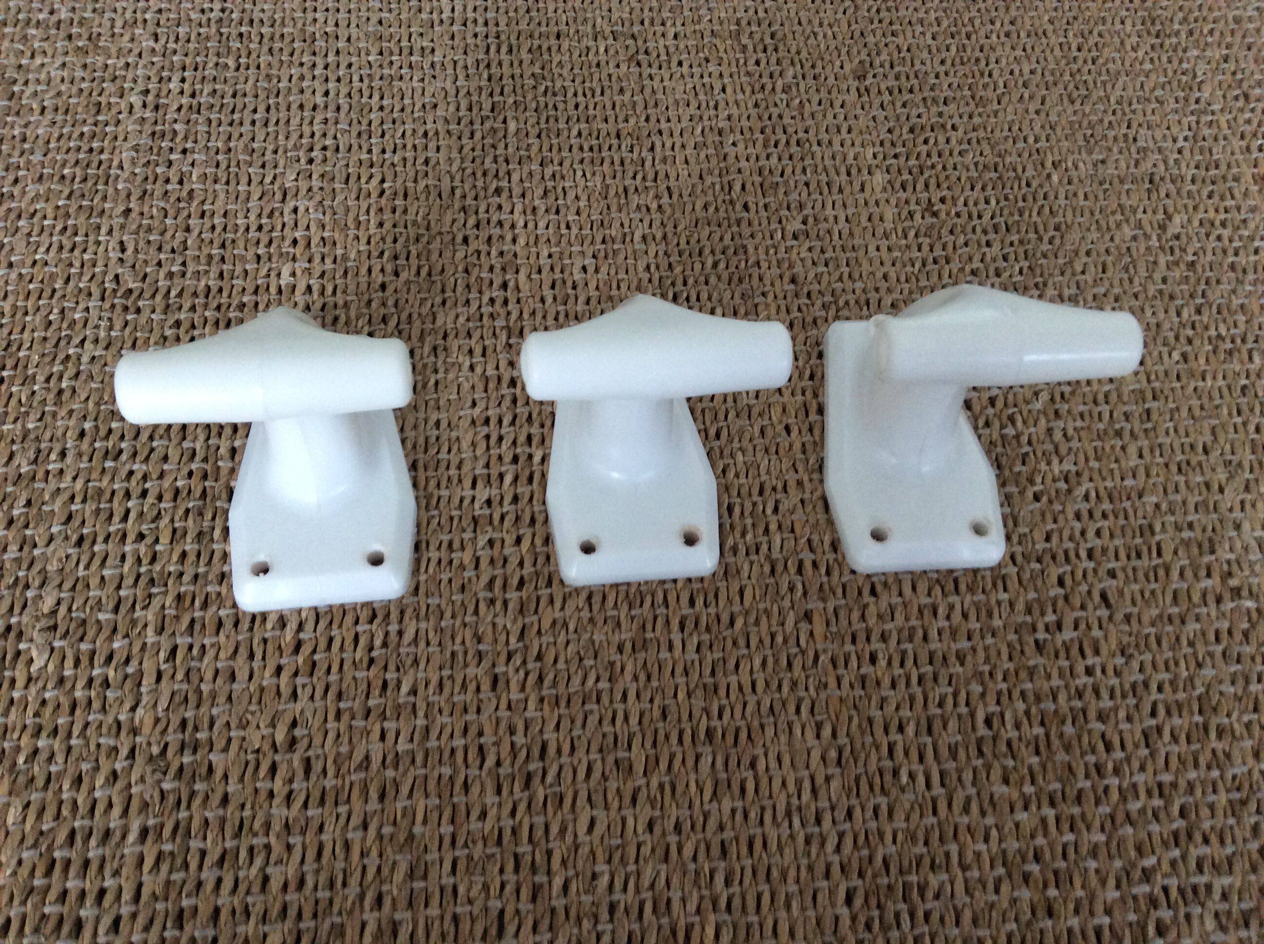 Series of 3 plastic hooks