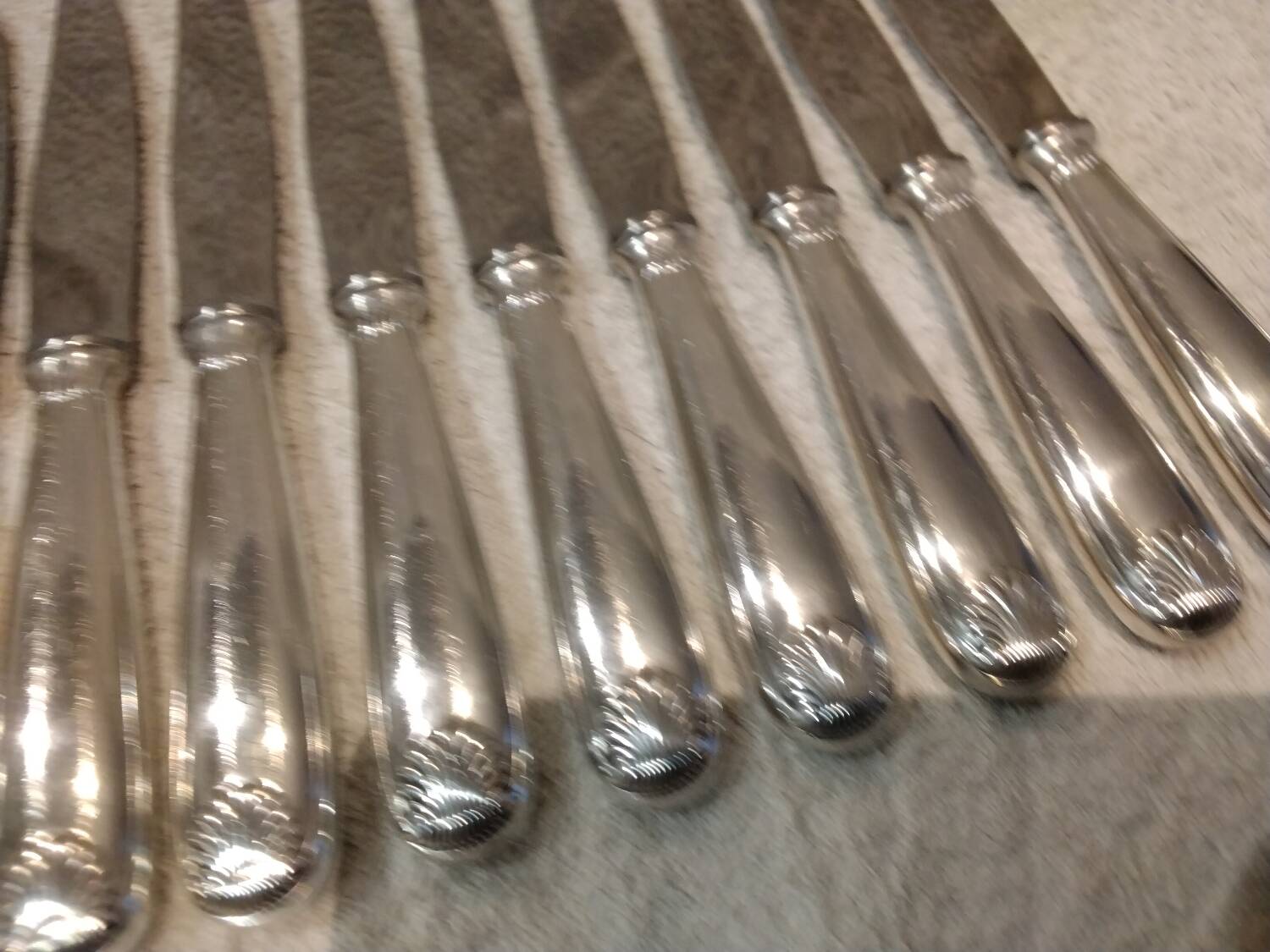 12 silver plated dessert knives, Christofle Vendome, 19.7cm