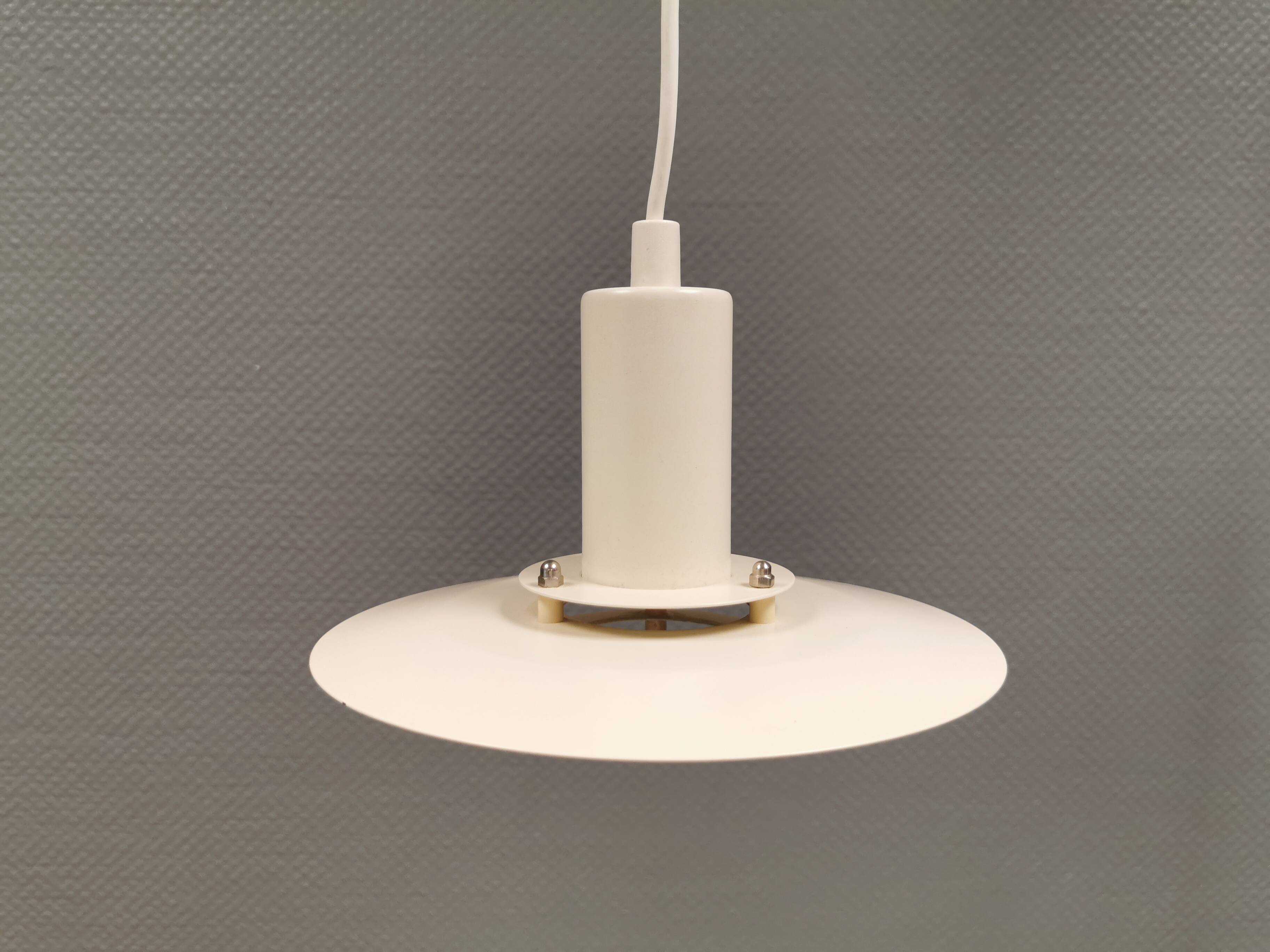 Une lampe suspendue minimaliste blanche de Lyfa Danemark, années 1980.