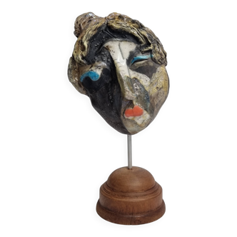 Signed raku ceramic mask, on wooden base – Expressive sculpture 28 cm