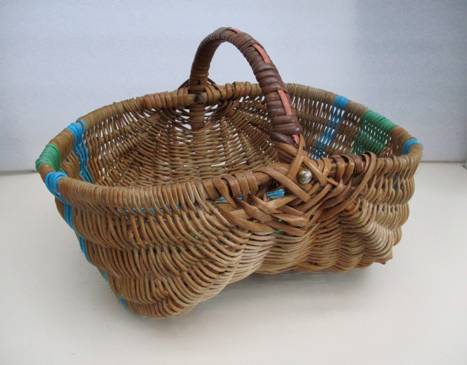 Rattan and scoubidou basket 60s