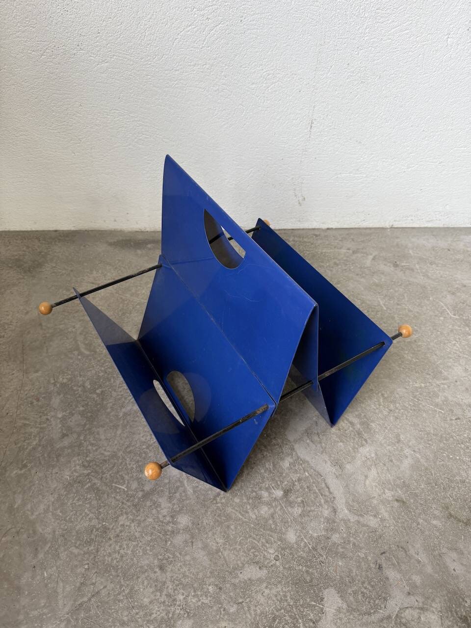 Memphis 80s Magazine Rack