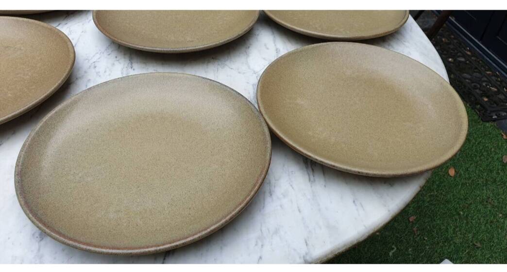 8 assiettes en grès