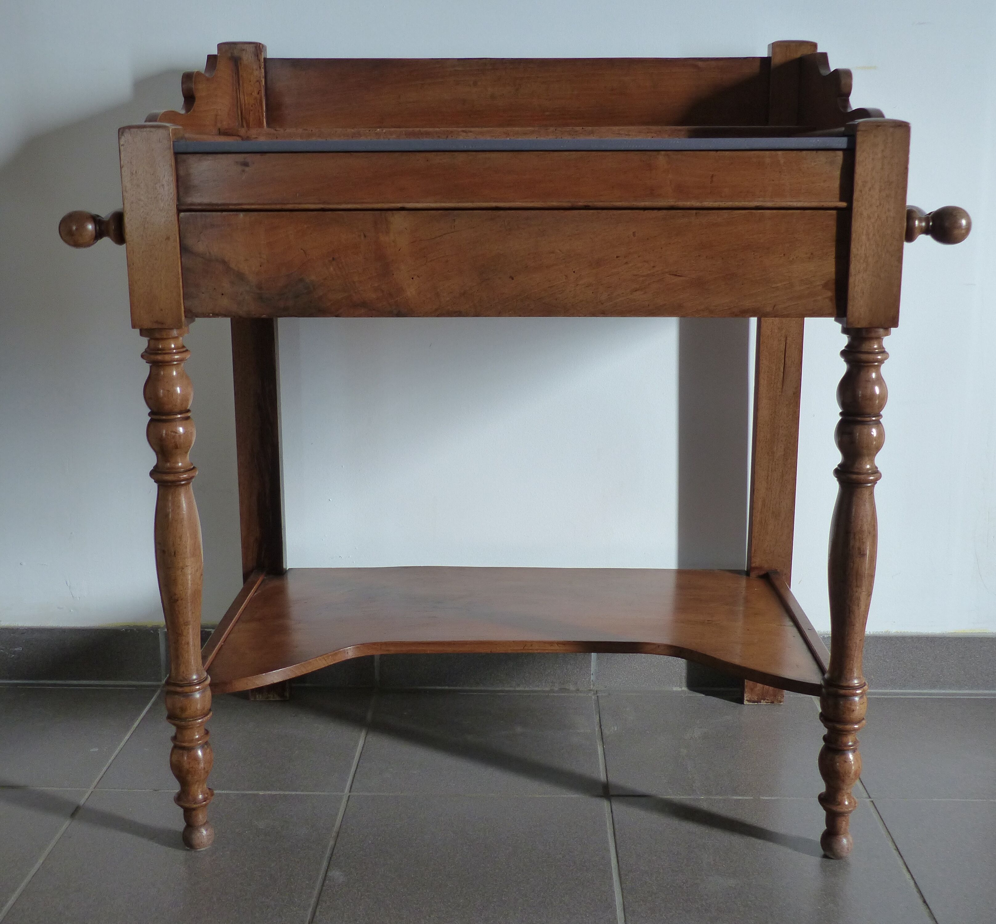 Late 19th-century walnut toilet table - Fully restored