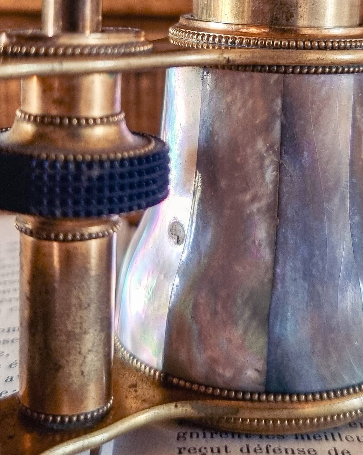 Theater binoculars in mother-of-pearl and brass, 19th century