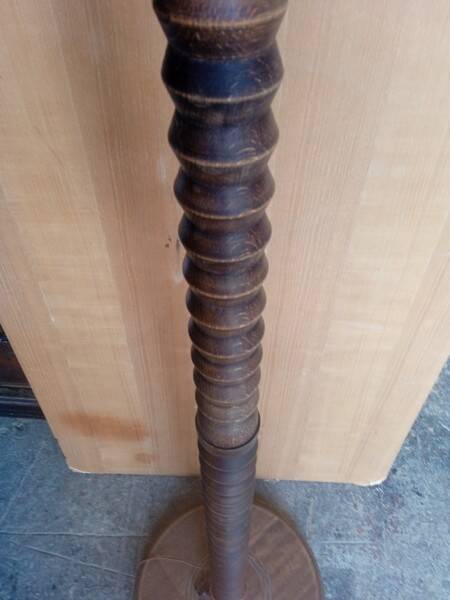 Lampadaire bois brutaliste vintage 1970