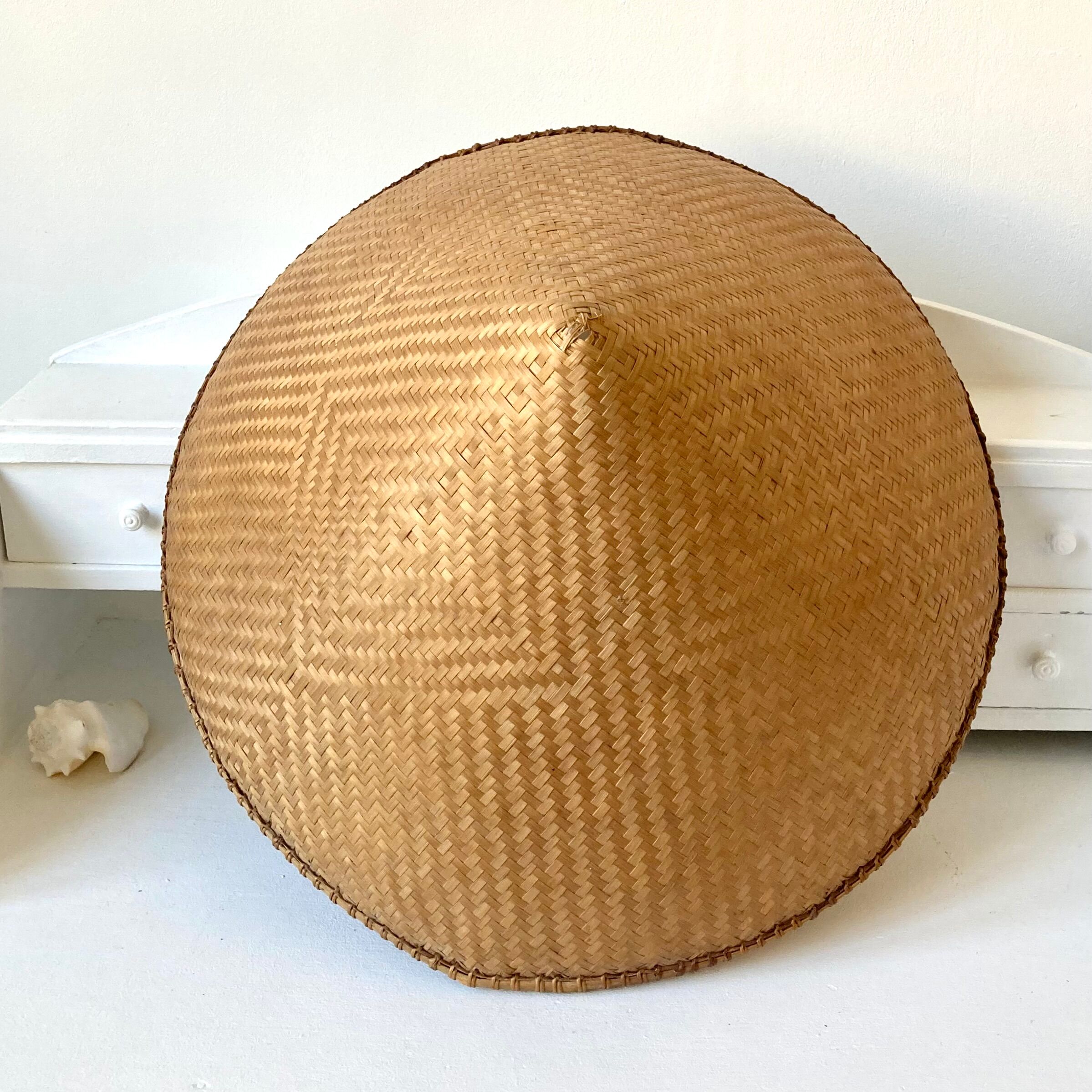 Chapeau asiatique tressé