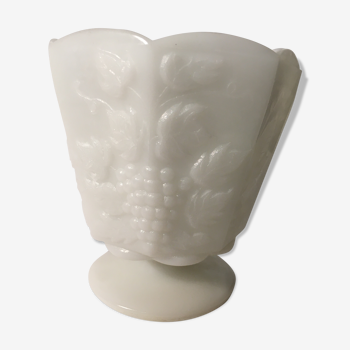 Vase en verre opale blanc