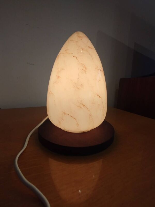 Lampe oeuf vintage en verre marbré – socle bois – années 70