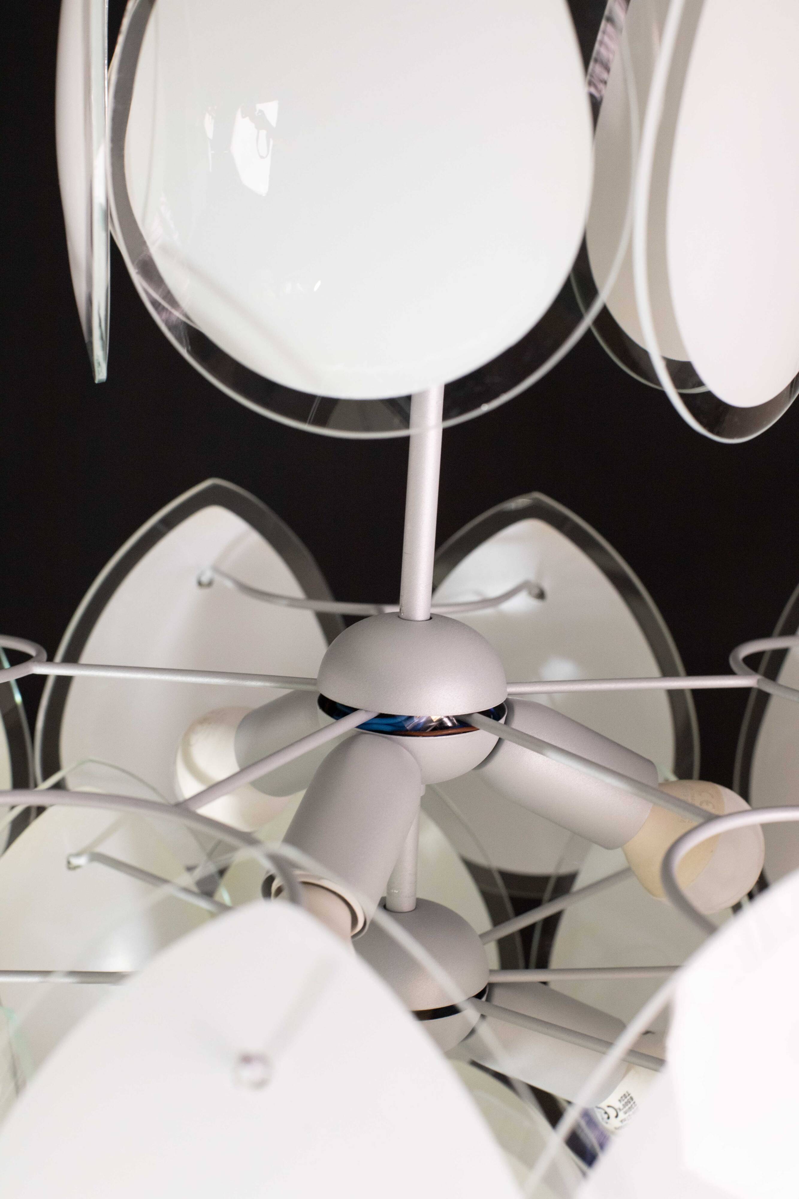 Vistosi White Murano Glass teardrop-shaped discs Chandelier, Italy, 1970s