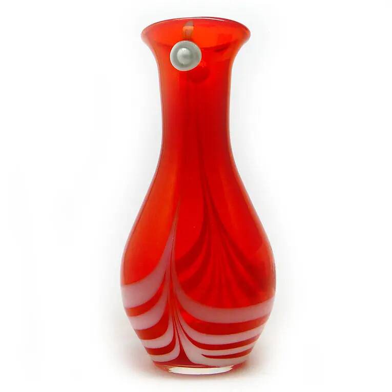 Vase avec œillet, moderne du milieu du siècle, en verre rouge, conçu par L. Fiedorowicz, Pologne, années 1970.