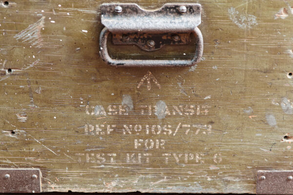 Table basse, caisse militaire en bois et métal