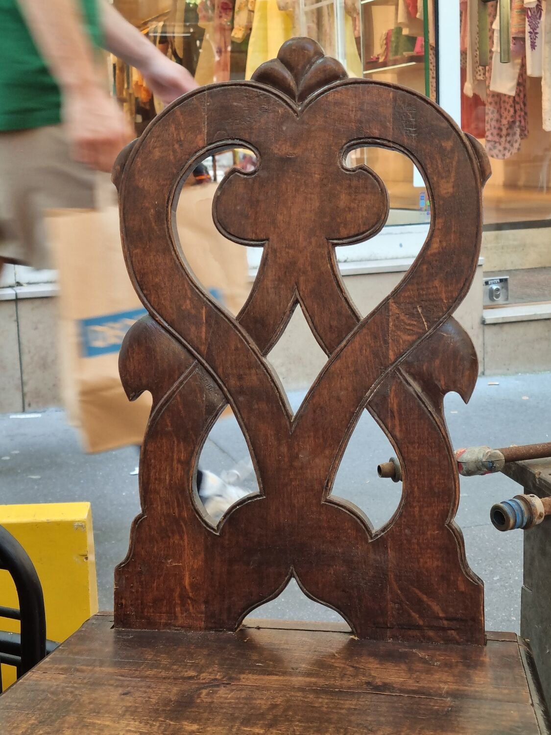 Chaise en bois sculpté