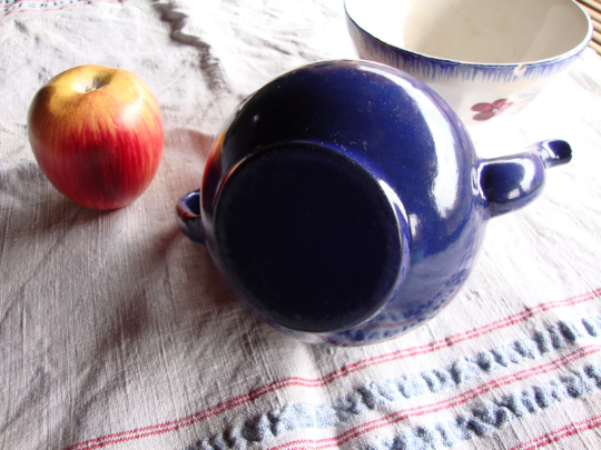 Vintage teapot has 2 cups, enamelled