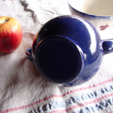 Vintage teapot has 2 cups, enamelled