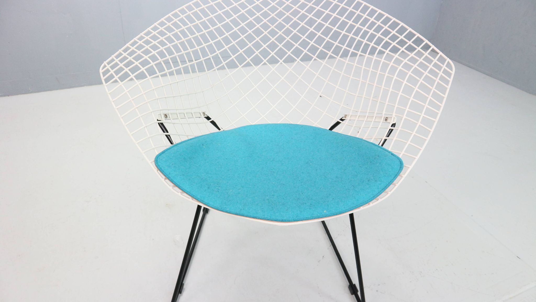 Diamond chair by Harry Bertoia in white & black metal and new blue seating