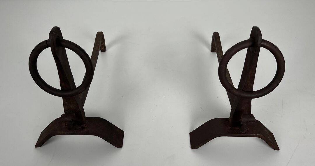 Paire de Chenets Modernistes en Fer Forgé à Anneaux de Couronnement et Base