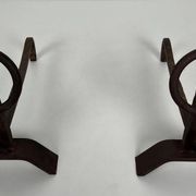 Paire de Chenets Modernistes en Fer Forgé à Anneaux de Couronnement et Base
