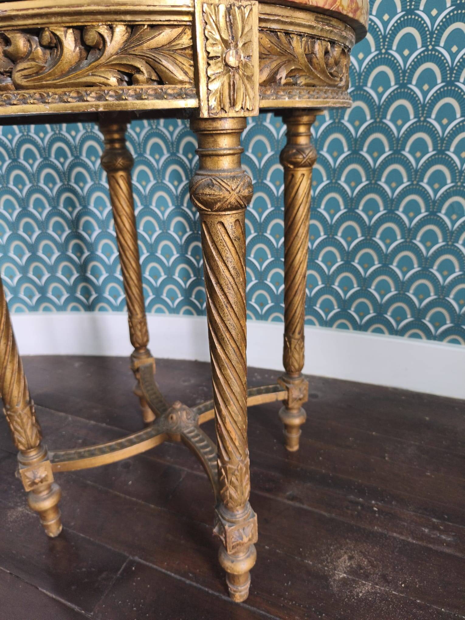 Antique Louis XVI style gueridon with veined marble, painted and patinated gilded wood.