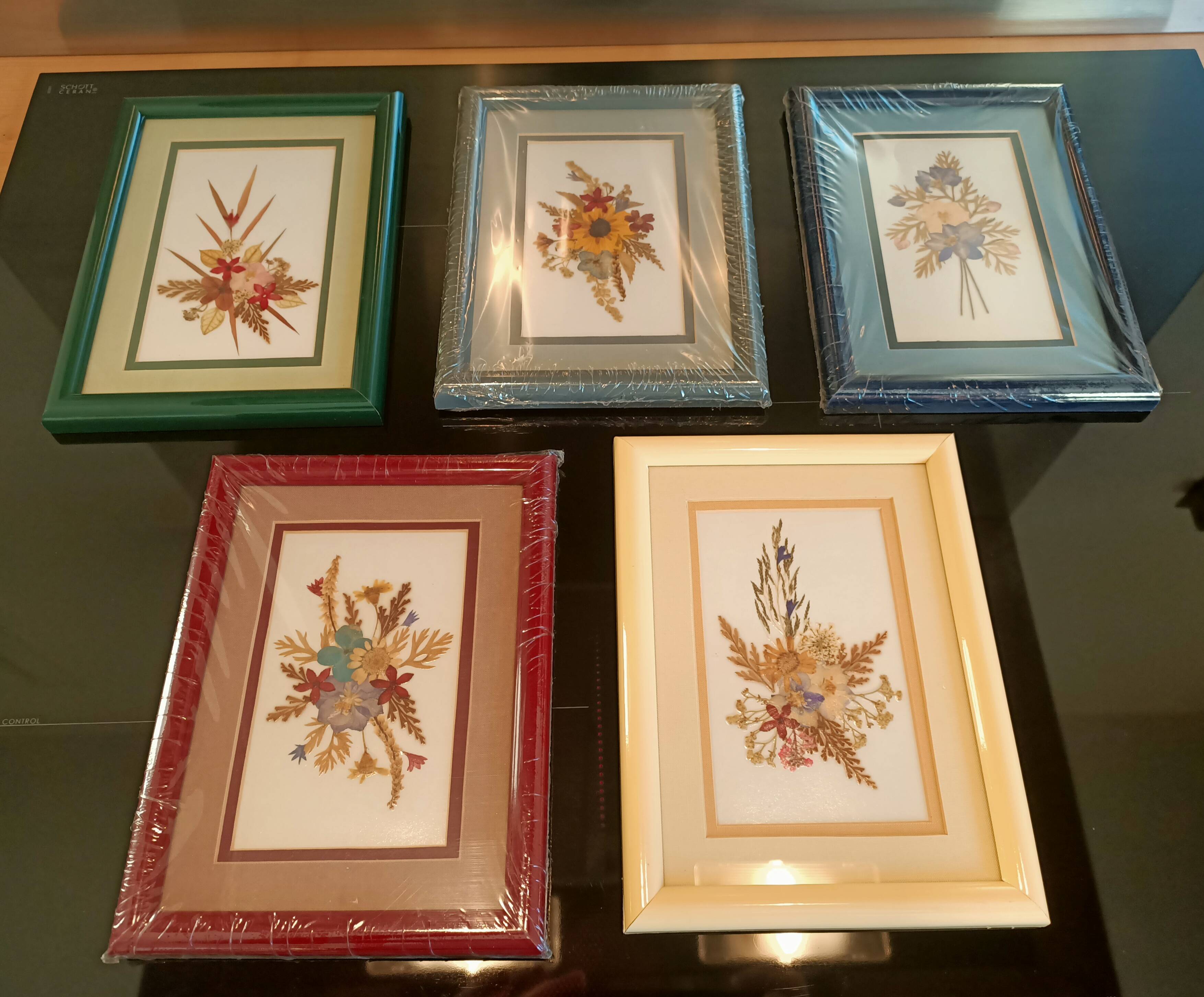5 herbariums, framed floral arrangement