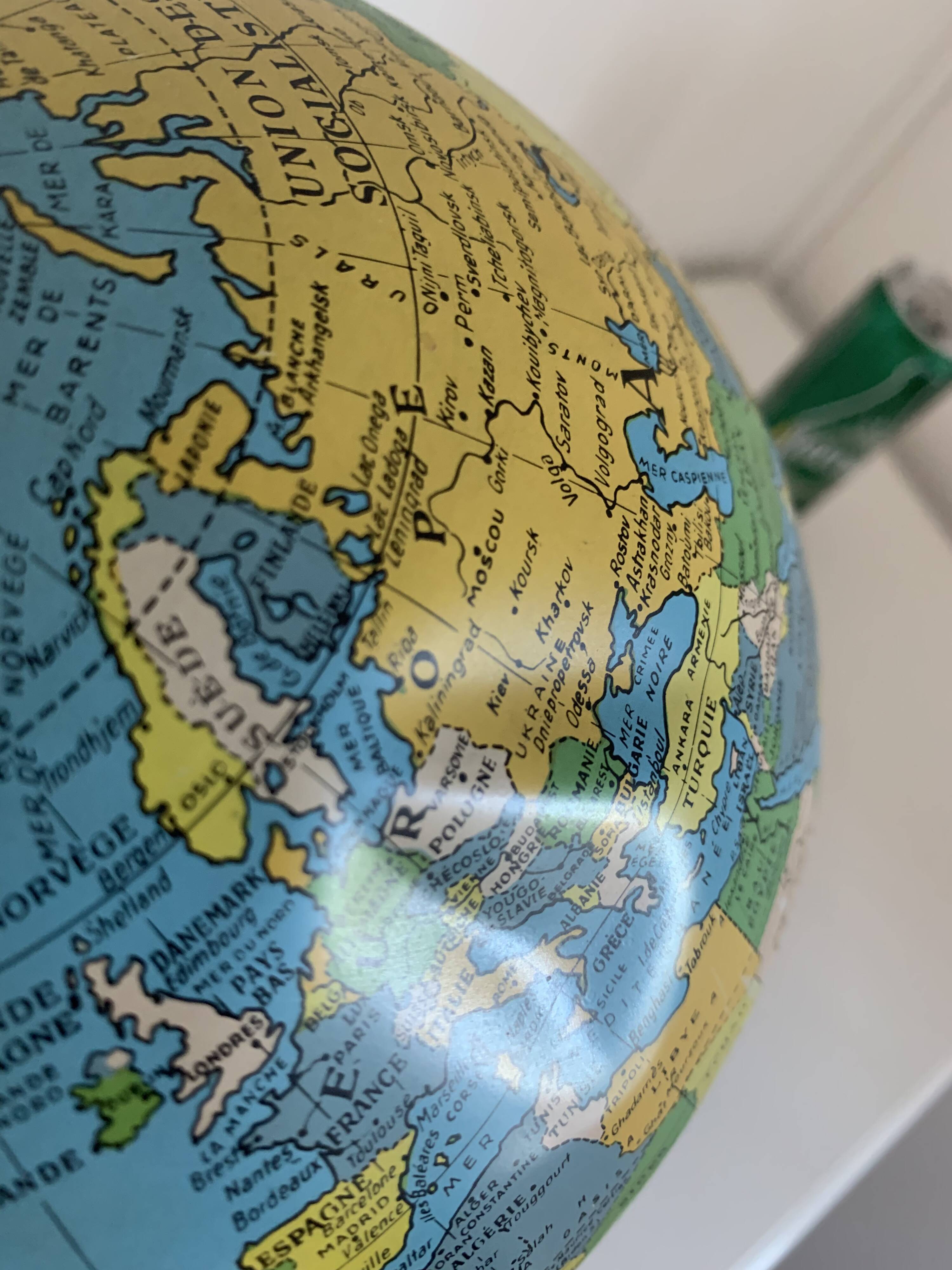 Vintage 1960s Golden Globe Taride Tripod World Map - 28 cm