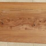 Table basse en chêne à pieds joints par une entretoise