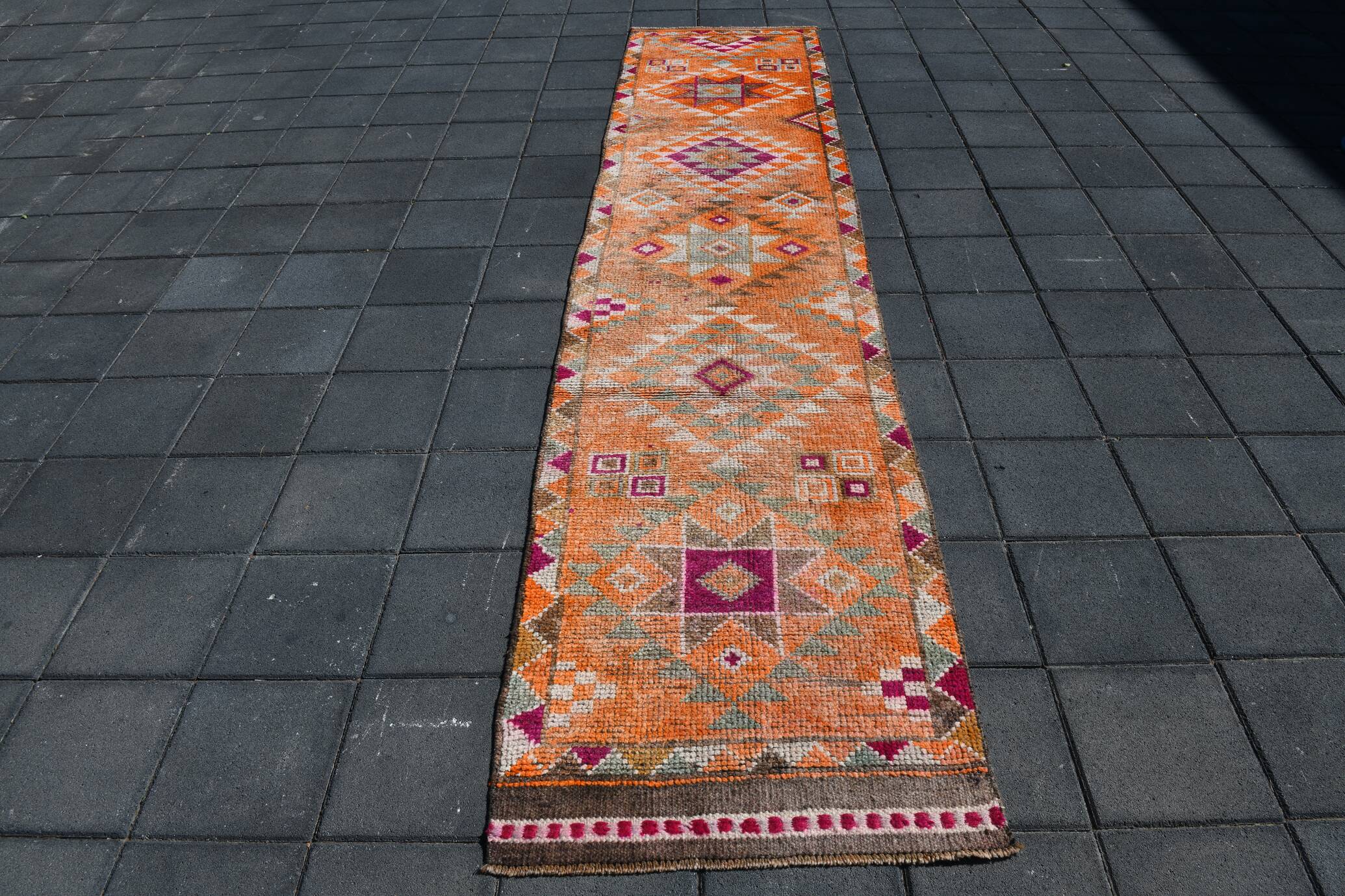 Tapis Couloir Vintage Anatolien Orange Motifs Géométriques, 83x367 Cm