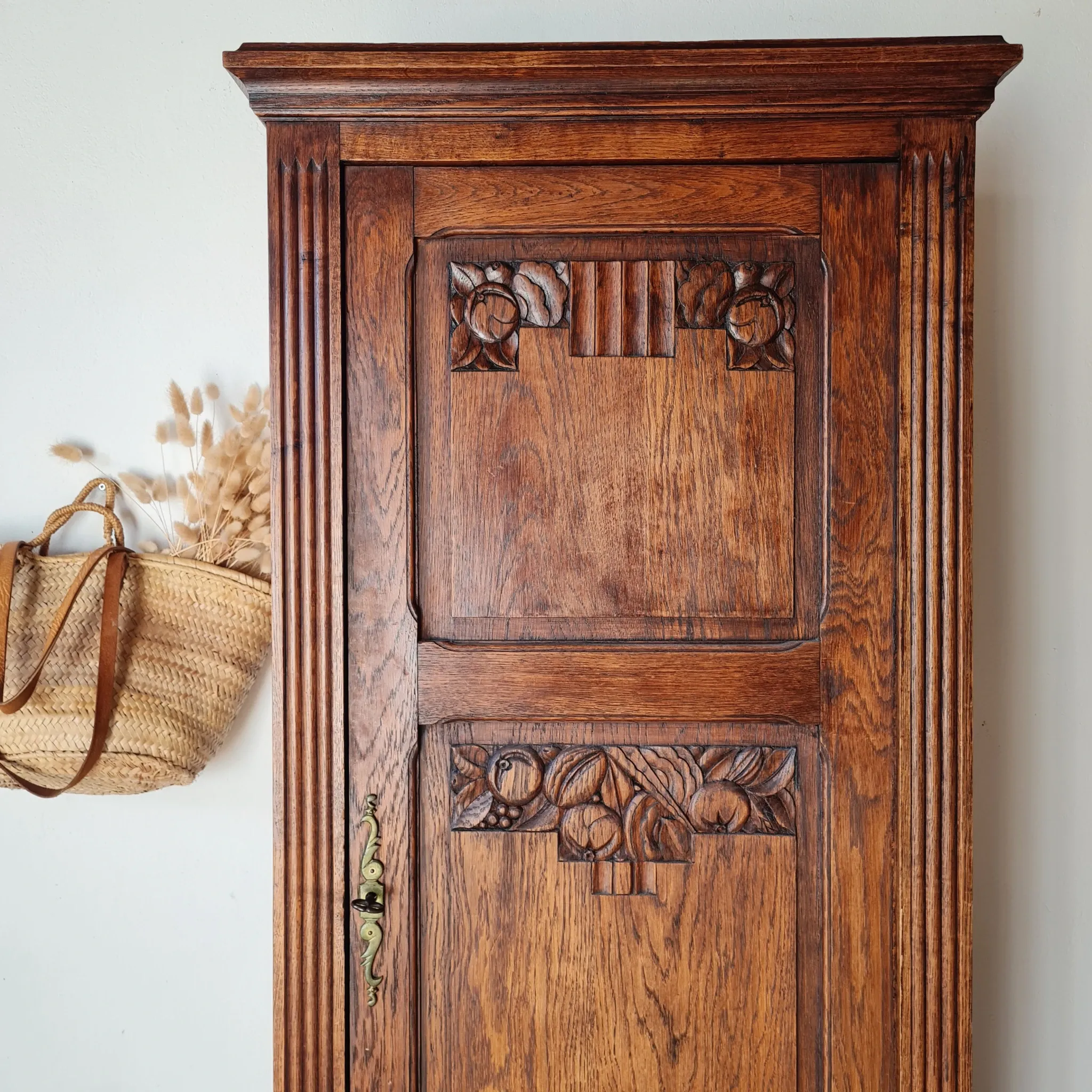 Antique carved wooden bonnetière – Art Deco / Art Nouveau style
