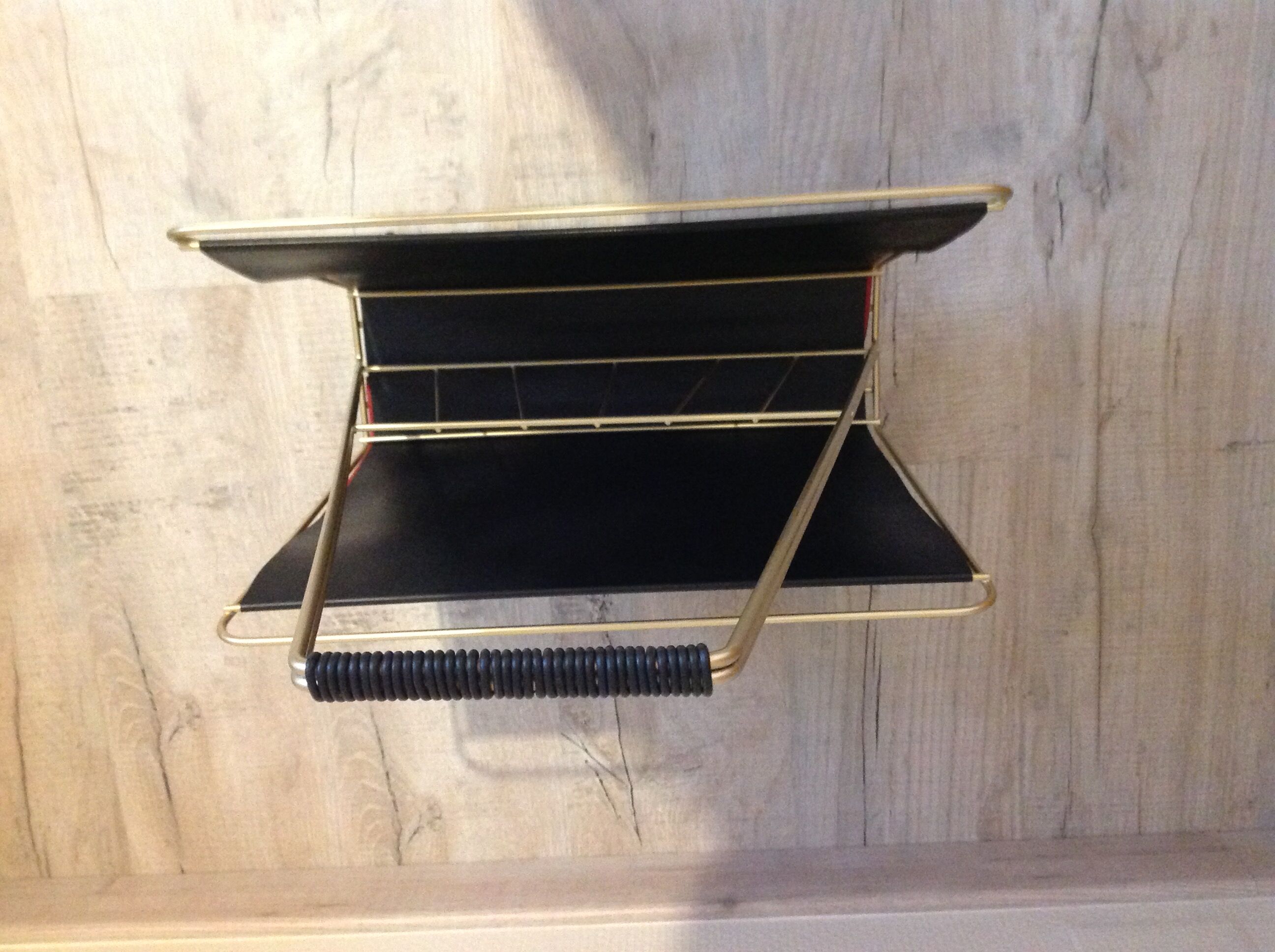 Magazine holder in gold metal and black / vintage dressing 60s-70s