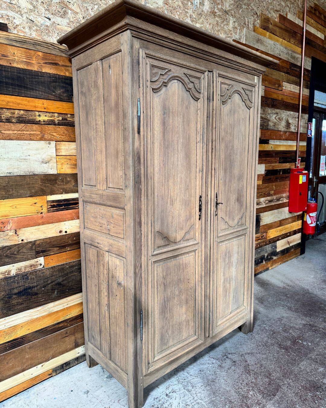 Aero-blasted oak wardrobe