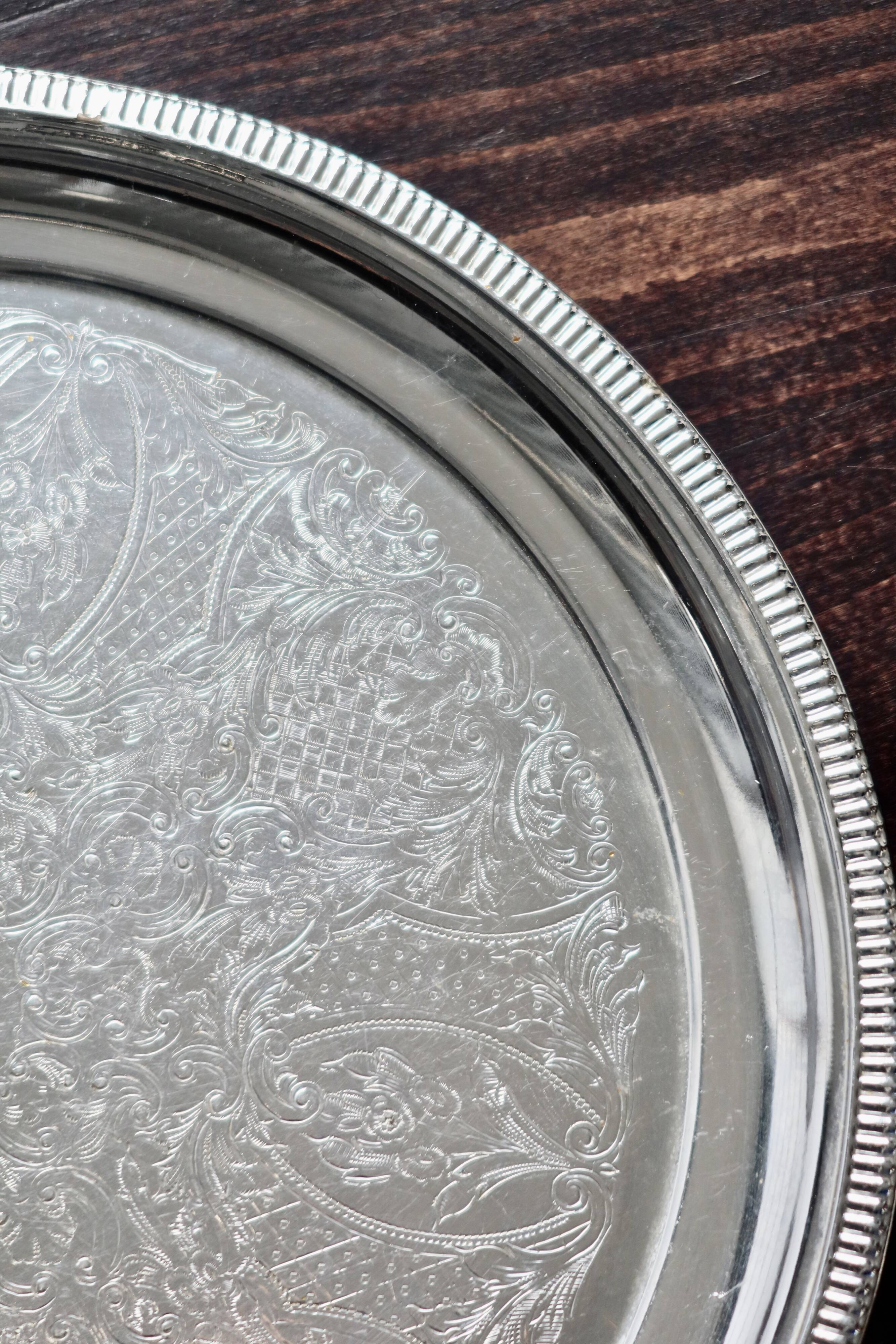Round vintage silver-plated tray - Engraved pattern