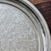 Round vintage silver-plated tray - Engraved pattern