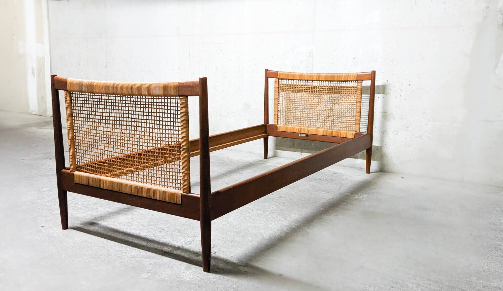Daybed scandinave design Børge Mogensen pour Soborg Mobelfabrik 1950 's, teck et cannage