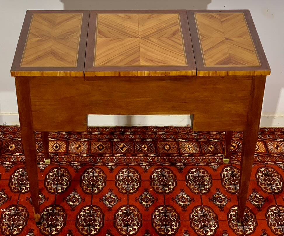 Louis XVI dressing table, rosewood and violet wood marquetry